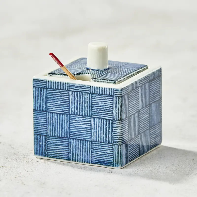 Frasco de especiarias e sua colher de bambu