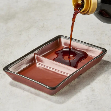 Kopp saus soya og lakkert vermillon krydder