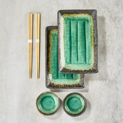 Dúo de platos de sushi rectangular y tazas de succión con salsa de soja surtida