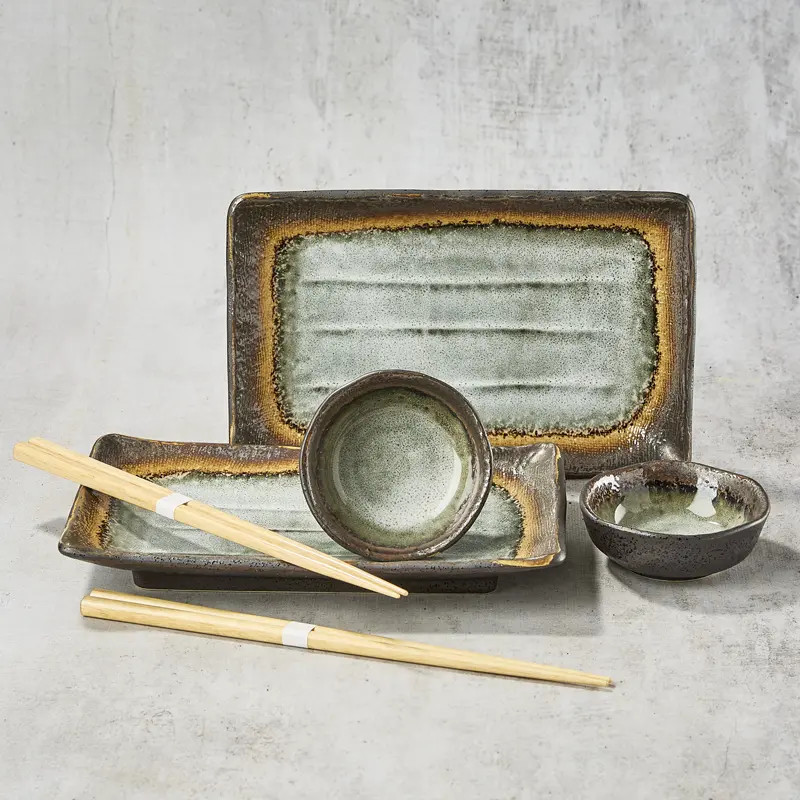 Duo-platen met sushi rect Iwashimizu en sojasaus cups
