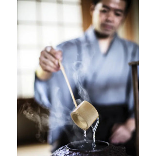 Lady bambu (l) Sashi-Tohhi-Hishaku matcha Tea -seremoniaan  