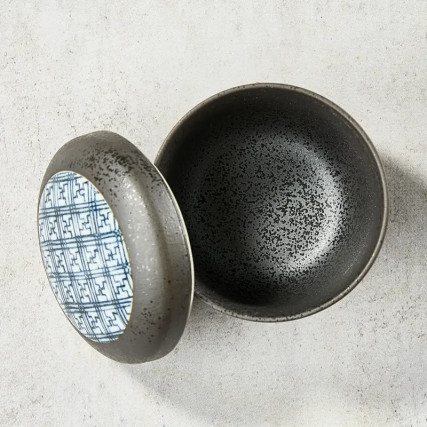 Butas Chawan-Mushi, juoda krištolo modelis