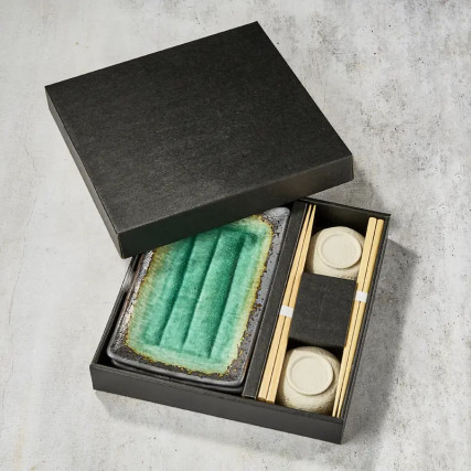 Duo-Box Rechteckige Sushi-Platten und saugende Tassen mit sortierter Sojasauce