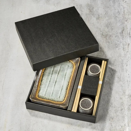 Duo-Box Rechteckige Sushi-Platten und saugende Tassen mit sortierter Sojasauce