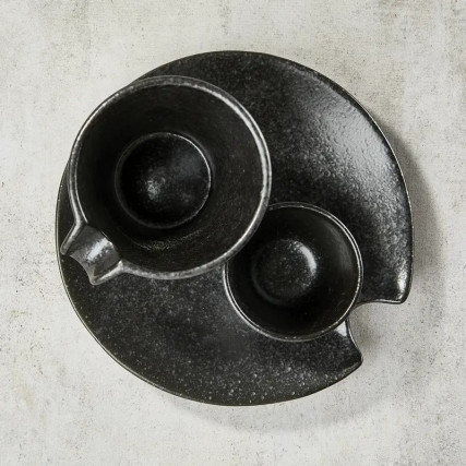 Katakuchi Sake Srake Katakuchi 3 habitaciones, diseño negro de plata