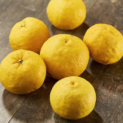 Schors van 2 yuzu geel