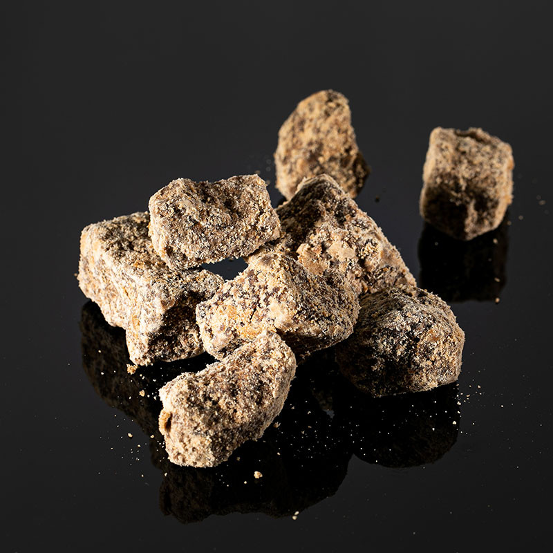 Zucchero nero nero di Okinawa in pezzi