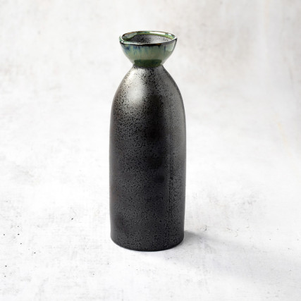 Tokkuri-Flasche in Saké-Gläsern und Karafonen