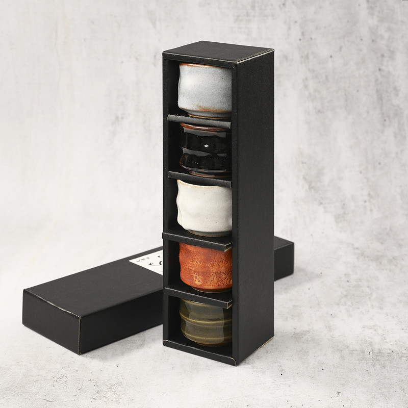 Coffret de 5 coupelles à saké, motif bambou