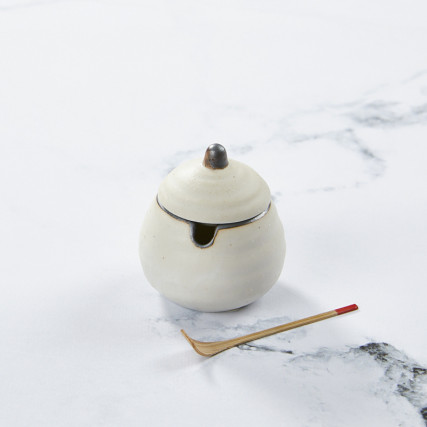 Topf in Shichimi, Karashi, Gewürze