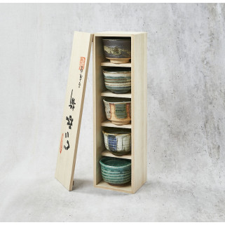 Coffret de 5 coupelles à saké colorées