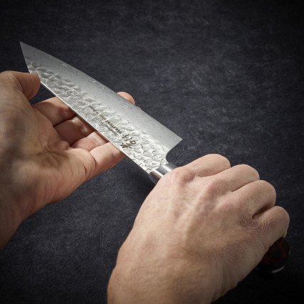 Kengata Santoku faca, lâmina damada 33 camadas marteladas 160 mm