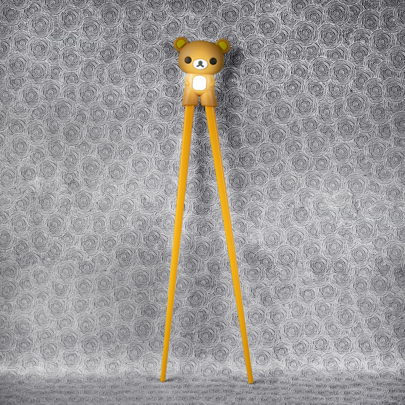 Aiutare le bacchette con il suo paio di bacchette