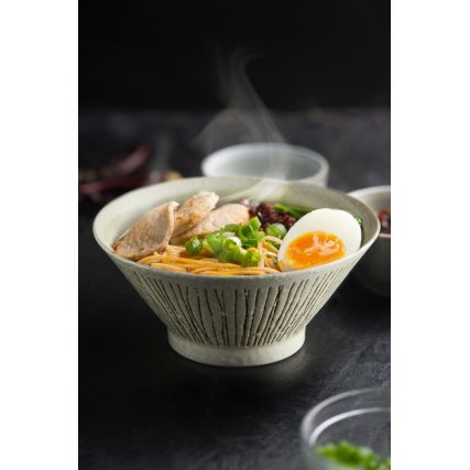 Schüssel in Rāmen, Minoyaki Porzellan, Horitokusashiro Muster