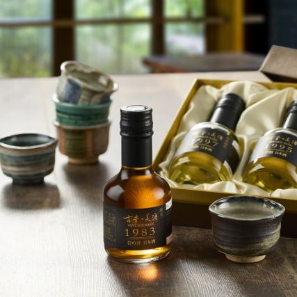 Kiste mit 5 farbigen Saké-Tassen