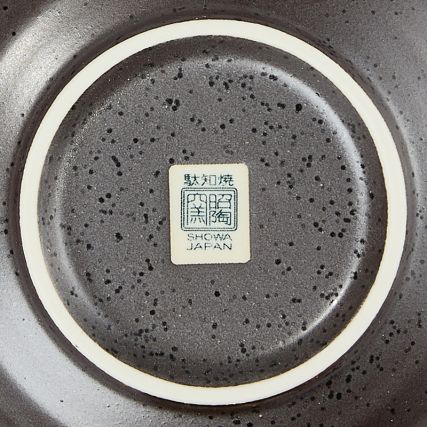 Kulhot, joissa on tulot ja haudat