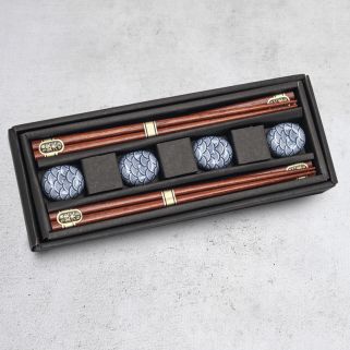 Pudełko 4 pary pałeczek i 4 mediów