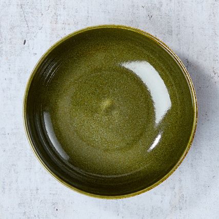 入力と煮物料理を備えたボウル