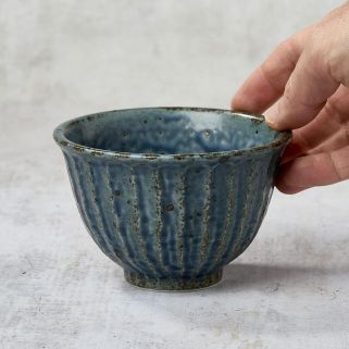 青い新作米がある4つのボールがたくさんあります