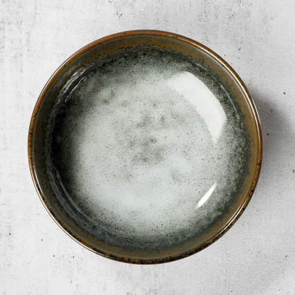 入力と煮物料理を備えたボウル