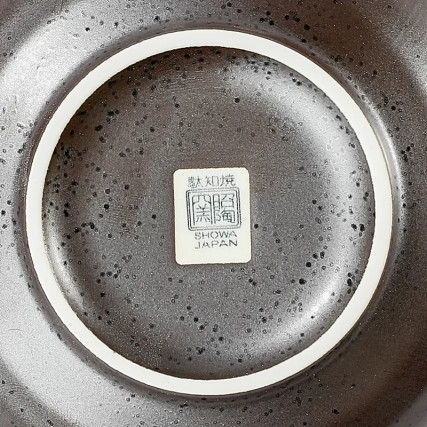 Kulhot, joissa on tulot ja haudat