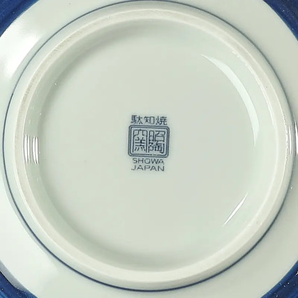 Skålar med ingångar och simmade rätter