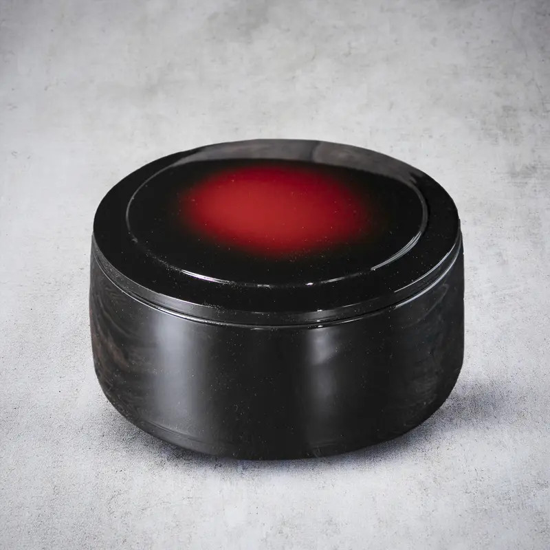 Crna i crvena Donburijeva posuda