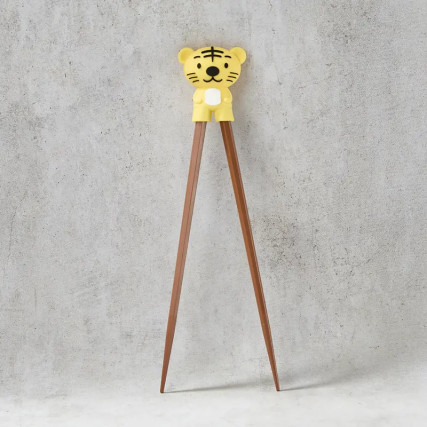 彼の箸で箸を助けます